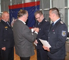 Jens Handreck zeichnet Jürgen Grosser (OW Jethe) mit dem Leistungsabzeichen "FwDV 3" des LFV BB e.V. aus.