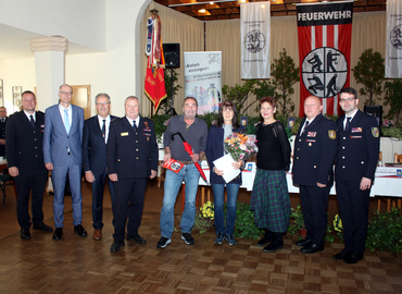 Der Ehrenpräsident des Landesfeuerwehrverbandes, Werner Siegwart Schippel, übereicht das Förderschild an Geschäftsführer Ronald Schmidt.