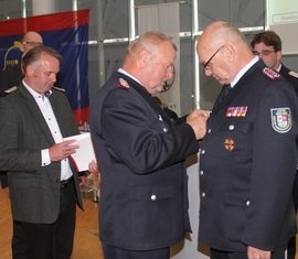 Werner-Siegwart Schippel zeichnet Siegmund Rückmann aus