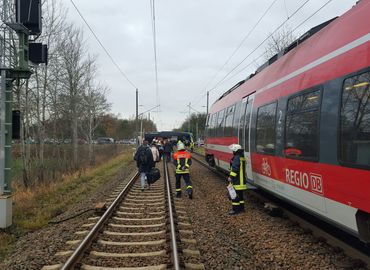 Ein Zug muss nach einem Unfall bei Kolkwitz evakuiert werden.