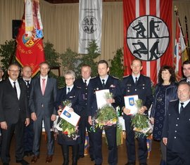 vlnr: Ehren-KBM Wolfhard Kätzmer, Landrat Harald Altekrüger, KBM Stefan Grothe, Drebkaus Bürgermeister Paul Köhne, Antje Raschick, LFV-Präsident Werner-Sigwart Schippel, Matthias Tannert, Robert Judis, Amtsdirektorin Elvira Hölzner, Amtsbrandmeister Thomas Schulze, KFV-Vorsitzender Robert Buder