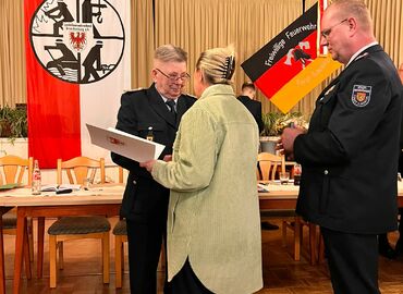 Simone Taubenek ehrt Kameraden zu 70 Jahren treue Dienste, rechts Stadtwehrführer Jörg Baumgart