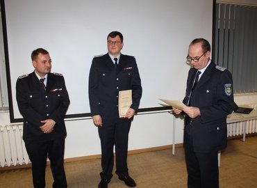 Gemeindewehrführer Steffen Theiler beruft Christoph Rother (l) und Christian Otte offiziell zum neuen Führungsteam der Ortswehr