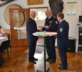 Der stellvertretende Vorsitzende Kam. Siegmund Rückmann des KFV SPN und der Schatzmeister des KFV SPN Kam. Edgar Maetschke zeichnen Kam. Lothar Hopka aus.