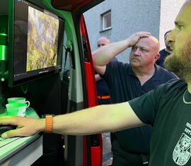 KBM Stefan Grothe sichtet die Bilder der Drohne vom Waldbrand