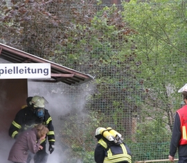 Vorführung einer Menschrettung aus einem brennenden Gebäude der Ortswehr Groß Bademeusel