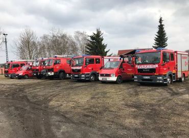 Aufstellung der Fahrzeuge auf dem Platz der Feuerwehr vor Übungsbeginn.