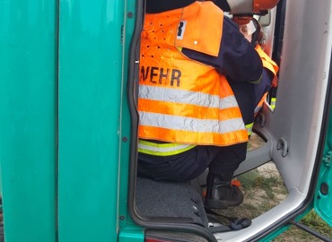 Das Auto liegt auf der Seite, über die Heckklappe wurde ein Zugang geschaffen