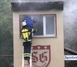 Vorführung einer Menschrettung aus einem brennenden Gebäude der Ortswehr Groß Bademeusel