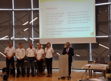 Landrat Harald Altekrüger hält die Laudatio für die erfolgreichen Feuerwehrsportlerinnen und –sportler während der Kreistagssitzung. (v.l.n.r Ronny Heppchen, Eric Frey, Tommy Paulick, Nicole Paulick, Anja Aldermann, Harald Altekrüger)