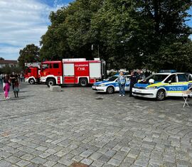 Feuerwehrfahrzeuge und Polizei "zum Anfassen" auf dem Marktplatz Forst (Lausitz)