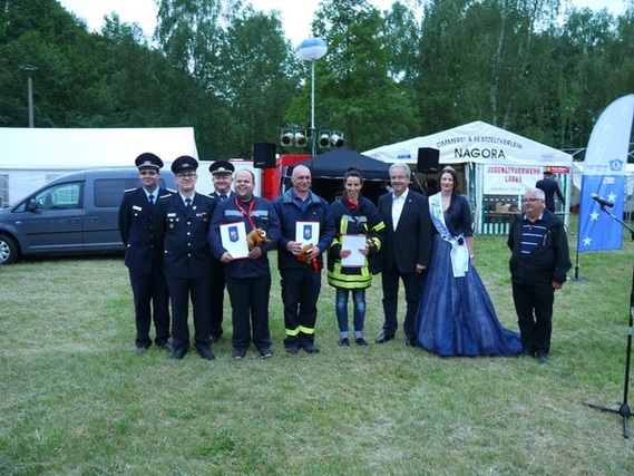 Sven Wochnik, Benjamin Böhm und Susanne Ragotzky nach ihrer Auszeichnung mit dem Ehrenzeichen des Kreis­feuerwehr­verbandes e.V.