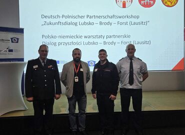 v.l.n.r. Jörg Baumgart (Stadtwehrführer Forst) Feuerwehr Lubsko - Brody, Chris Bertko (Sachgebiet Brandschutz Stadt Forst), Ray Doebis (OWF Forst),