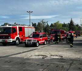 Wipfel-BRAND 2025, Samstag, Erste Brandschutz Einheiten treffen am Meldekopf Nord ein