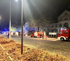 Einsatzfahrzeuge vor der Lausitz Klinik in der Robert Koch Strasse bei der Herbstübung in der Klinik Lausitz Forst
