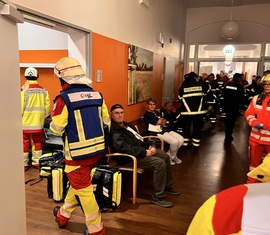 Feuerwehrkräfte im Bereich der Patientenablage bei der Herbstübung in der Klinik Lausitz Forst