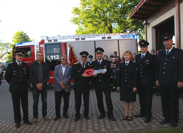 Symbolische Schlüsselübergabe an die Kolkwitzer Ortswehrführung: vlnr: Mathias Kappa, Bürgermeister Karsten Schreiber, Vorgänger Fritz Handrow, Gemeindewehrführer Jürgen Rehnus, Steffen Theiler, Monika Dubrau, Christian Otte, Michael Dahley