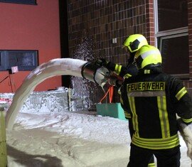 Spremberger Kameraden üben den Schaumangriff bei der Werkfeuerwehr LEAG