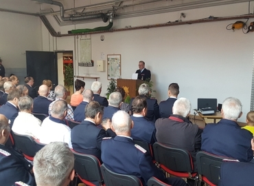 Kamerad Bernd Frommelt berichtet im Gerätehaus Forst Mitte bei seiner Verabschiedung aus seinem aktiven Feuerwehrdienst den geladenen Gästen aus seiner Feuerwehrtätigkeit.