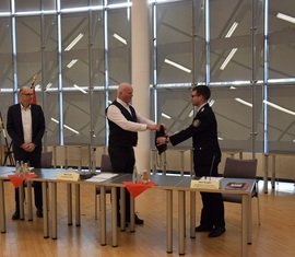 Ein symbolisches Dankeschön für die unterzeichnete Kooperation zur Erweiterung des Ganztagsangebotes an der Gesamtschule Spree-Neiße übergab Olaf Lalk an Robert Buder.