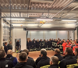 Abschluss im Gerätehaus Forst Mitte, Ansprache und Lob durch den Stadtwehrführer Jörg Baumgart, Einsatzleiter Martin Kling und Bürgermeisterin Simone Taubenek