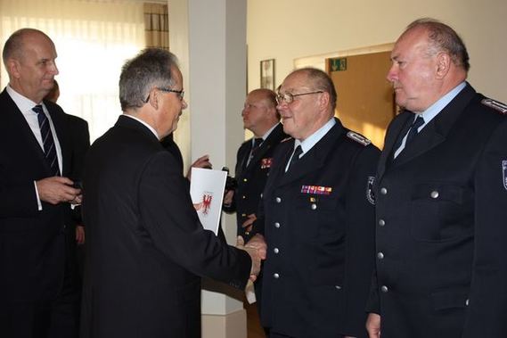 50 Jahre Freiwillige Feuerwehr - Kameraden der FF Neuhausen/Spree werden durch den Landrat Altekrüger ausgezeichnet.