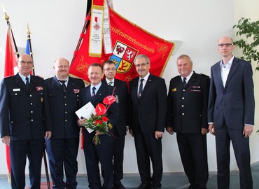 vlnr: Siegmund Rückmann (Stellvertretender Vorsitzender des KFV), Stefan Grothe (Kreisbrandmeister), Edgar Maetschke, Frank Stolper (Abteilungsleiter MIK), Harald Altekrüger (Landrat SPN), Werner-Siegwart Schippel (Präs. LFV BB), Carsten Billing (Ordnungsdezernent Landkreis)