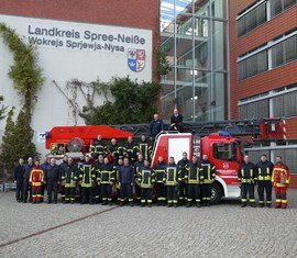 Die Prüflinge mit allen Verantwortlichen und Ausbildern vor dem Haupteingang des Kreishauses im Landkreis Spree-Neiße