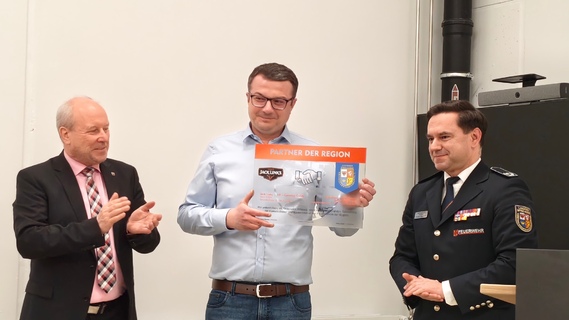 Bürgermeister Fred Mahro, Werkleiter Mateusz Wozniak und Frank Mehlow (KFV) bei der Übergabe des Partnerschaftschildes