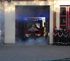 Das neue Auto rollt aus der Halle