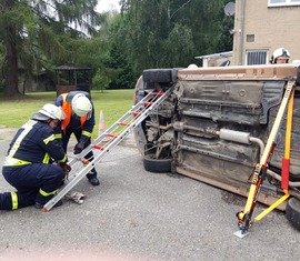 Das Auto muss gesichtert werden, bevor geschnitten werden kann