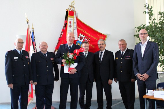 vlnr: Siegmund Rückmann (Stellvertretender Vorsitzender des KFV), Stefan Grothe (Kreisbrandmeister), Stefan Schröter, Frank Stolper (Abteilungsleiter MIK), Harald Altekrüger (Landrat SPN), Werner-Siegwart Schippel (Präs. LFV BB), Carsten Billing (Ordnungsdezernent Landkreis)