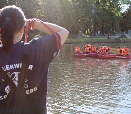 Spremberger Feuerwehr übt die Rettung verunfallter Personen auf dem Gewässer