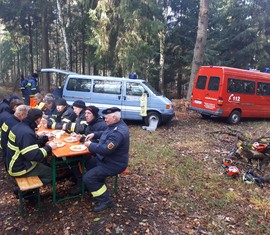 Durch die Ortsbeauftrage Carola Heinze wurde das Mittagessen am Sonntag im Wald zubereitet, welches die Kameraden vor Ort genießen konnten
