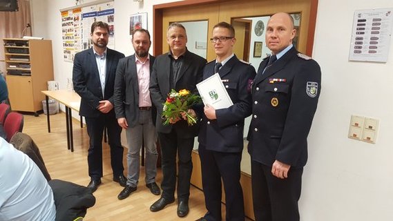 Der Fachbereichsleiter Sören Reichelt, der amtierende Amtsdirektor Mike Lenke und der Amtsausschussvorsitzende Egbert S. Piosik (v.l.) sowie Amtswehrführer Lars Mudra (r.) übermittelten  Glückwünsche.