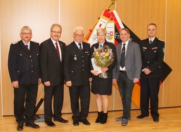 v.l. Kreisbrandmeister Kam. Wolfhard Kätzmer, Landrat Harald Altekrüger, Stadtbrandmeister Kam. Andreas Britze, Kamd. Ines Kling, allg. Stellv. des Bürgermeisters Jens Handreck und Vorsitzender des UV 2 Kam. Matthias Geigk