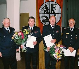 Ausgezeichnet mit der Silbernen Ehrennadel des DFV die Kameraden Matschke und Radefeld
