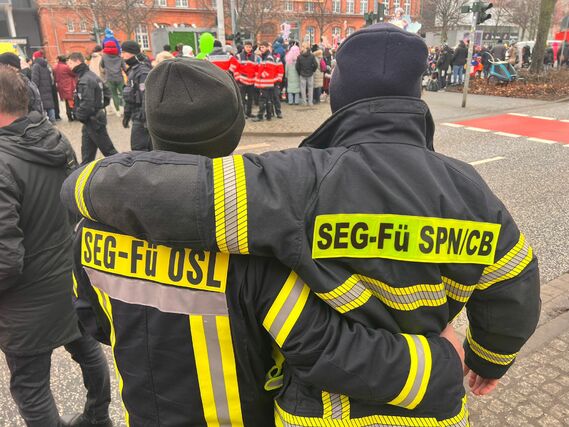 Gemeinsame Führungsunterstützung sichert Karnevalsumzug in Cottbus ab