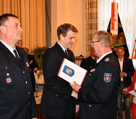 Die Kameraden Mathias Dottke und Jürgen Jurack (beide OW Stadt) erhielten das Ehrenzeichen des Kreis­feuerwehr­verbandes Spree-Neiße e.V. in der Sonderstufe.