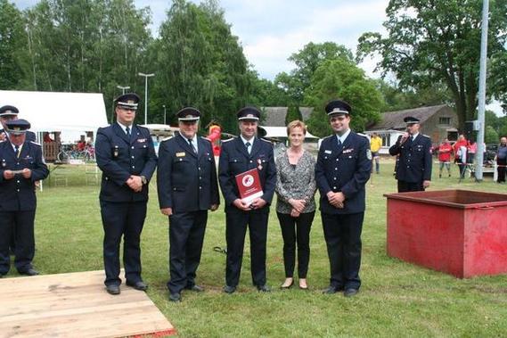 von Links: Marcus Weber (Amtswehrführer Burg (Spreewald), Werner-Siegwart Schippel (Präsident Landesfeuerwehrverband Brandenburg e.V.), Volker Gohrenz (Ortswehrführer Schmogrow), Petra Krautz (Amtsdirektorin Burg (Spreewald)), Robert Buder (Vorsitzender Kreis­feuerwehr­verband Spree-Neiße e.V.)