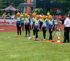 Konzentration vor dem Start zum entscheidenden Lauf in der Gruppenstafette