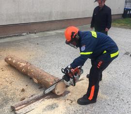 Erste Schnittversuche auf dem Hof des Technischen Hilfswerkes in der Gubener Straße in Forst (Lausitz)