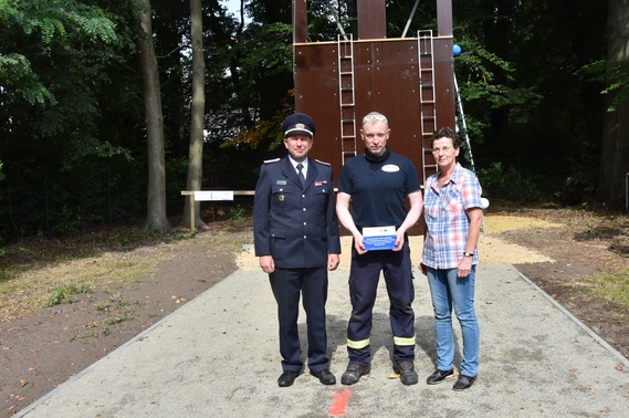 Können stolz die Plakette anbringen als Zeichen der Zusammenarbeit Der Vorstand für Geschäftsführung des KFV SPN e.V. Dr. Holger Bialek, Kay-Uwe Struck und die Vorsitzende der LAG SPN Janina Sembol