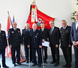 vlnr: Jernou Chahin (Amtswehrführung Döbern-Land), Siegmund Rückmann (Stellvertretender Vorsitzender des KFV), Stefan Grothe (Kreisbrandmeister), Martin Rein, Frank Stolper (Abteilungsleiter MIK), Harald Altekrüger (Landrat SPN), Werner-Siegwart Schippel (Präs. LFV BB), Carsten Billing (Ordnungsdezernent Landkreis)