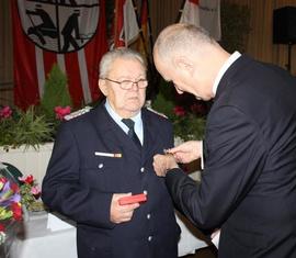 Klaus-Dieter Bennewitz erhält das Deutsche Feuerwehr-Ehrenkreuz in Gold von Dr. Dietmar Woidke.