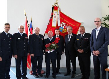 vlnr: Karsten Magister (Gemeindewehrführer Neuhausen), Siegmund Rückmann (Stellvertretender Vorsitzender des KFV), Stefan Grothe (Kreisbrandmeister), Detlef Kleemann, Frank Stolper (Abteilungsleiter MIK), Harald Altekrüger (Landrat SPN), Werner-Siegwart Schippel (Präs. LFV BB), Carsten Billing (Ordnungsdezernent Landkreis)