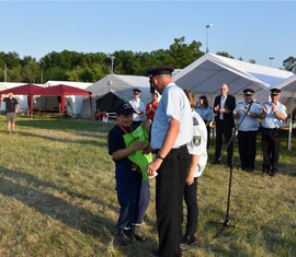 Der amtierende Kreisvorsitzende der Jugendfeuerwehr SPN gratuliert