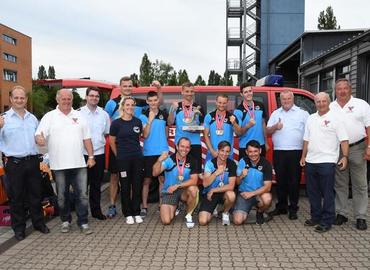 Die Lausitzer Feuerwehrsportler mit den “Ehrengästen”