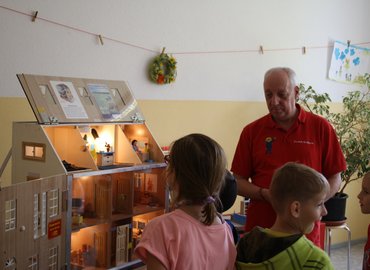 Rauchmelder retten Leben. Frank Kahlisch kann am Rauchdemohaus Brände simulieren und zeigen, wie man richtig reagiert. Ohne Rauchmelder wäre die Situation schnell brenzlig geworden.