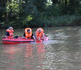 Spremberger Feuerwehr übt die Rettung verunfallter Personen auf dem Gewässer